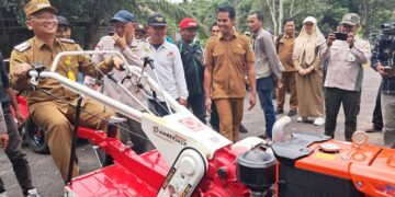 Serahkan Ratusan Unit Alsintan, Bupati Tabalong Pinta Masyarakat Bangga Jadi Petani
