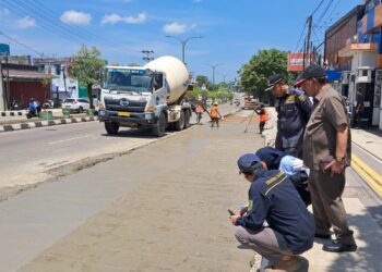 Turun Lapangan, Komisi lll DPRD Tabalong Pantau Pengecoran Jalan PHM Noor