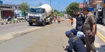 Turun Lapangan, Komisi lll DPRD Tabalong Pantau Pengecoran Jalan PHM Noor