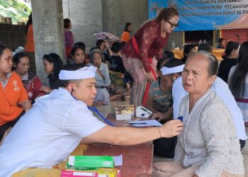 dr Putu dan Rekan Gelar Pemeriksaan Kesehatan Gratis di Muara Uya