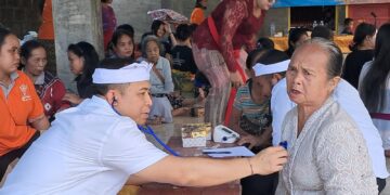 dr Putu dan Rekan Gelar Pemeriksaan Kesehatan Gratis di Muara Uya