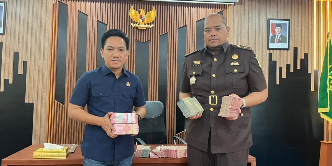 Kejari Tabalong Apresiasi “Itikad Baik” Tersangka AS yang Serahkan Rp. 600 Juta Uang Pengganti