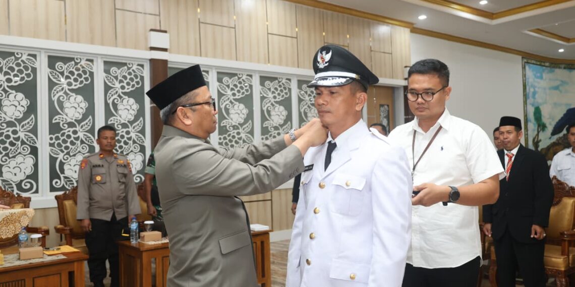 Juhri Dilantik jadi Kades PAW Manduin