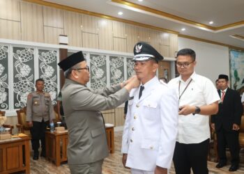 Juhri Dilantik jadi Kades PAW Manduin