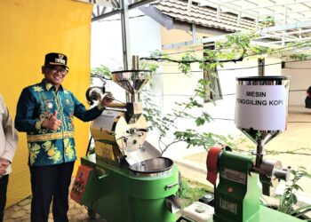 Petani Tabalong Terima Traktor hingga Mesin Kopi