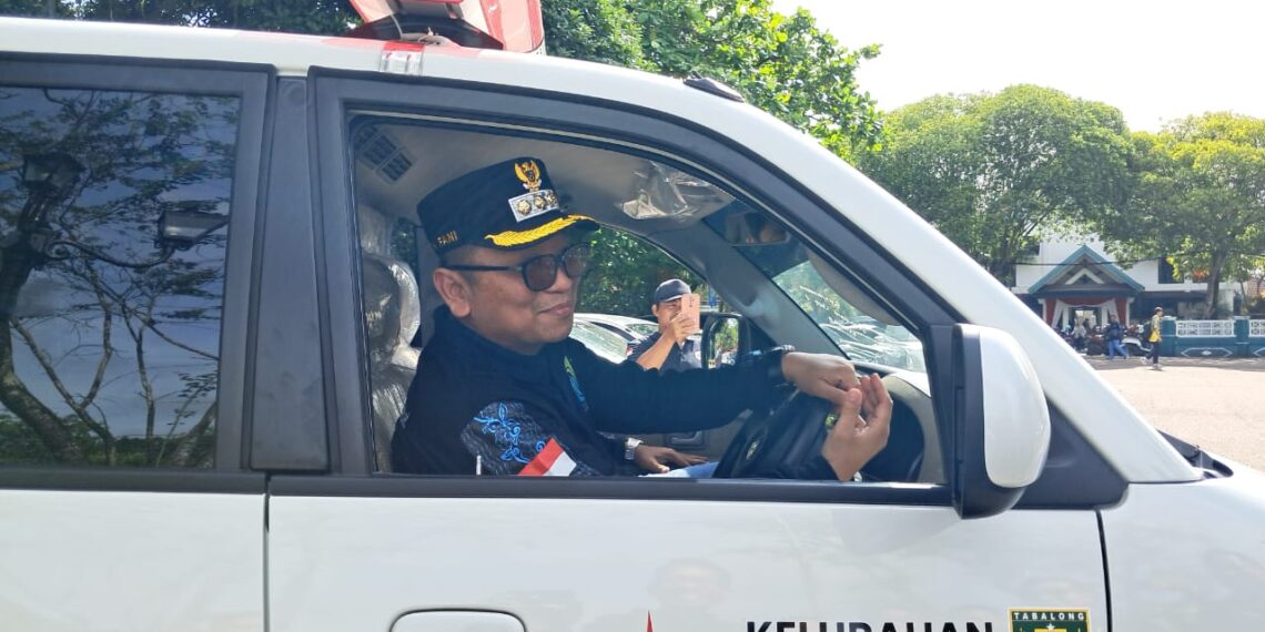 Bupati Lepas 10 Mobil Ambulans PSC 119 Kelurahan
