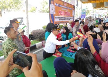 Warga Serbu Pasar Murah, Bupati Tabalong Bagikan Odol Hingga Telur