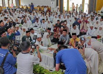 100 Pasangan Sumringah di Nikah Massal Tabalong
