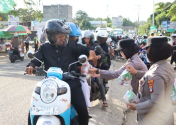 Polres Tabalong Sambut Jemaah Haul dengan Bingkisan