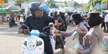 Polres Tabalong Sambut Jemaah Haul dengan Bingkisan