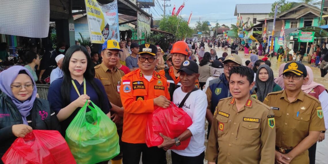 Bupati Tabalong Pantau dan Bagikan Sembako ke Warga Terdampak Banjir