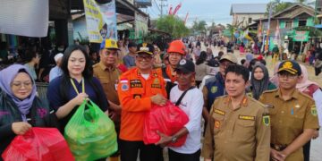 Bupati Tabalong Pantau dan Bagikan Sembako ke Warga Terdampak Banjir