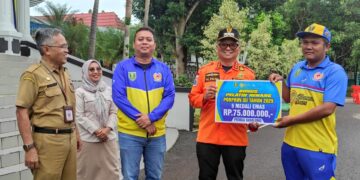 Senyum Sumringah Atlet Tabalong, H. Fani Serahkan Bonus Miliaran Rupiah