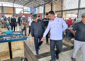 Dapat Aduan Los Ikan Pasar Kapar Bau, Komisi ll DPRD Tabalong Lakukan Peninjauan