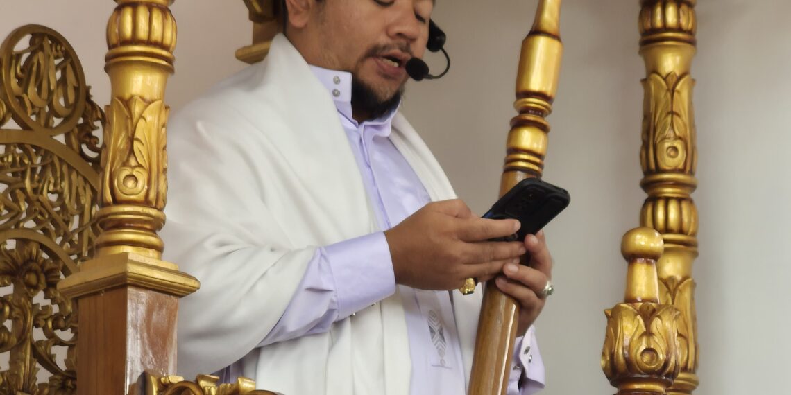 Bupati Tabalong dan Jamaah Simak Khutbah Soal Moralitas di Masjid Cheng Ho