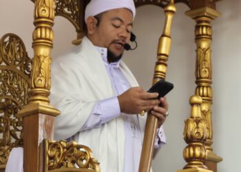 Bupati Tabalong dan Jamaah Simak Khutbah Soal Moralitas di Masjid Cheng Ho