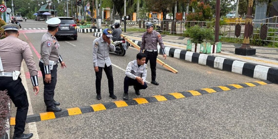 Cegah Balap Liar, Polisi Pasang Speed Bump di Kawasan Taman Giat Tabalong