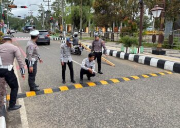 Cegah Balap Liar, Polisi Pasang Speed Bump di Kawasan Taman Giat Tabalong