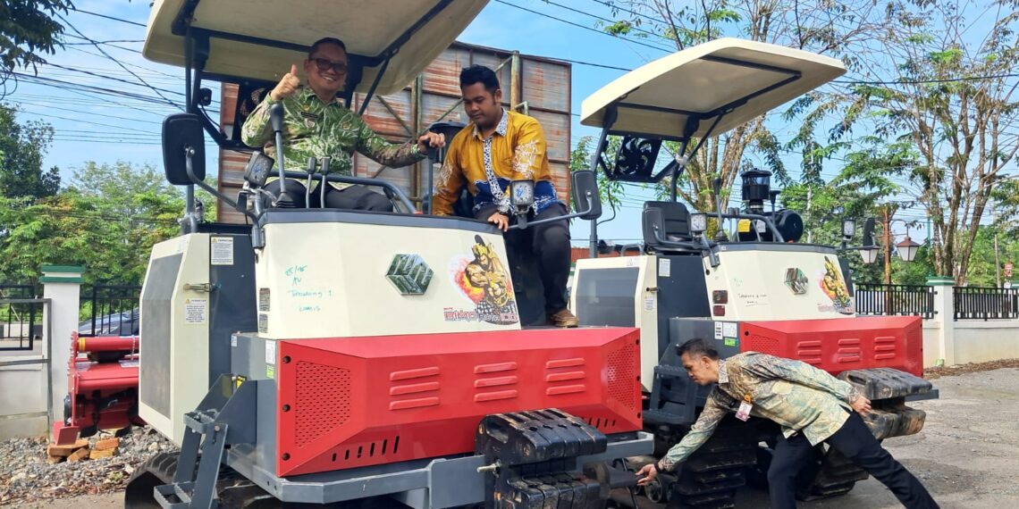 Serahkan Bantuan Traktor Crawler, H Fani: Ini Berkat Network
