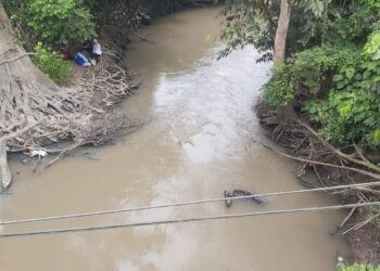 Warga keluhkan  Air Sungai Jaing Seperti Comberan