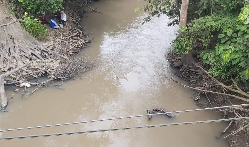 Warga keluhkan  Air Sungai Jaing Seperti Comberan