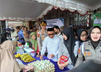 Gerakan Pangan Murah di Tabalong, Bupati dan Kapolres Bagi-Bagi Sembako ke Masyarakat