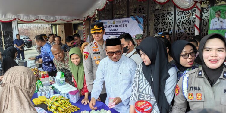 Gerakan Pangan Murah di Tabalong, Bupati dan Kapolres Bagi-Bagi Sembako ke Masyarakat