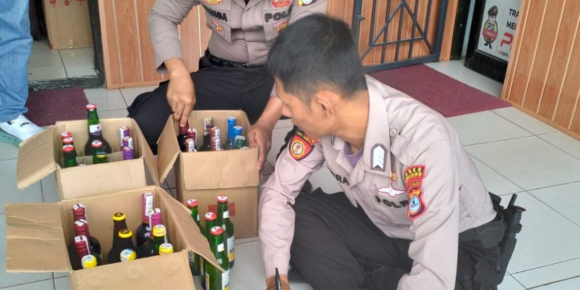Polres Tabalong Amankan 2 Pria Penjual Miras
