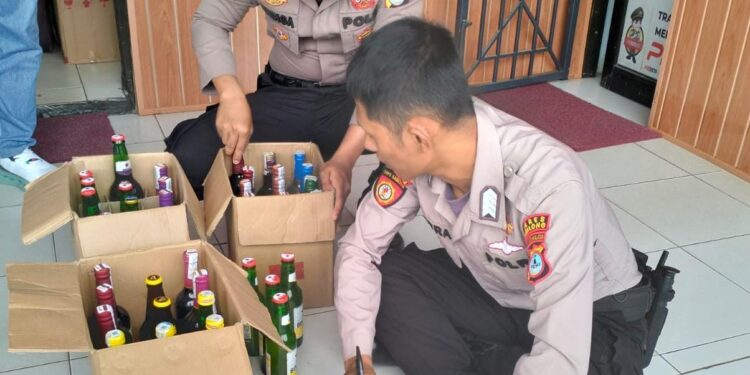 Polres Tabalong Amankan 2 Pria Penjual Miras