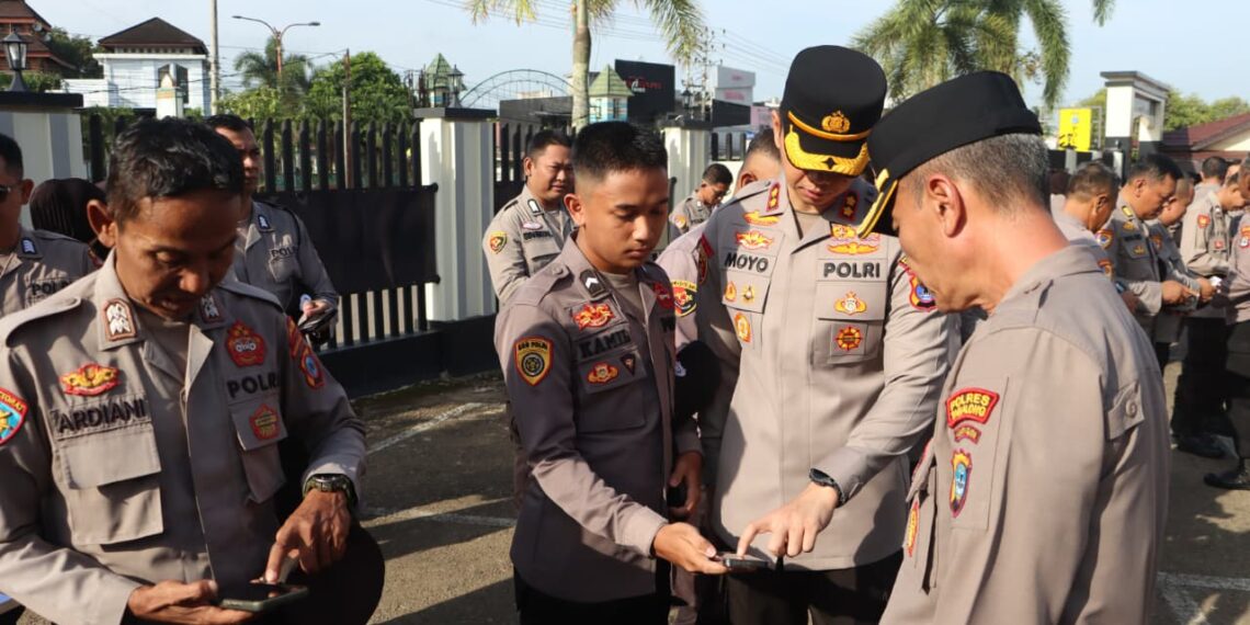 Perangi Judi Online, Kapolres Tabalong Periksa HP Anggota