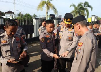 Perangi Judi Online, Kapolres Tabalong Periksa HP Anggota
