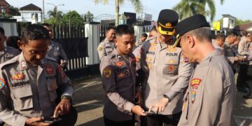Perangi Judi Online, Kapolres Tabalong Periksa HP Anggota