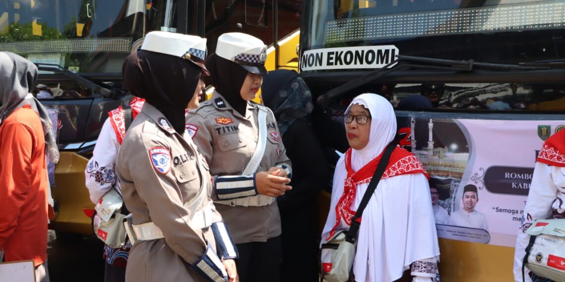 Polisi Kawal Ratusan Calon Jemaah Haji Tabalong Menuju Embarkasi
