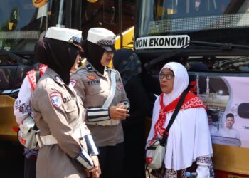 Polisi Kawal Ratusan Calon Jemaah Haji Tabalong Menuju Embarkasi