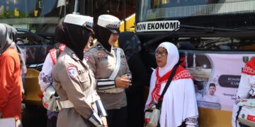 Polisi Kawal Ratusan Calon Jemaah Haji Tabalong Menuju Embarkasi