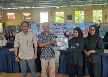 Cetak Tenaga Terampil, Kelurahan Mabu’un Latih 20 Ibu-ibu Menjahit