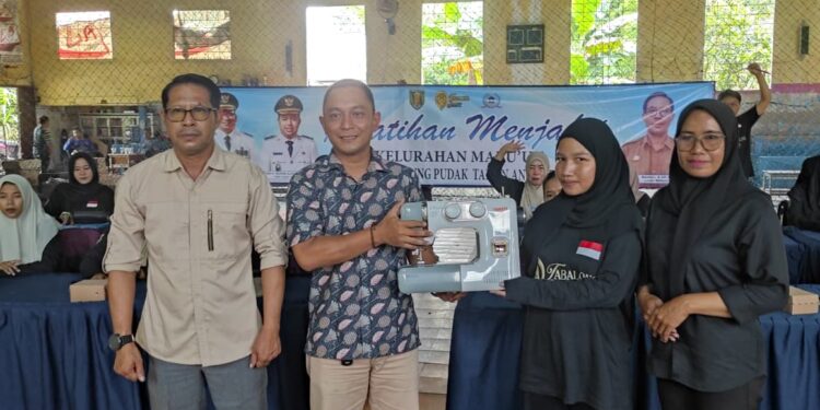 Cetak Tenaga Terampil, Kelurahan Mabu’un Latih 20 Ibu-ibu Menjahit