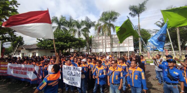 Tuntut Hak Gaji 3 Bulan yang Menunggak, Ratusan Karyawan PT BBP Geruduk DPRD Tabalong