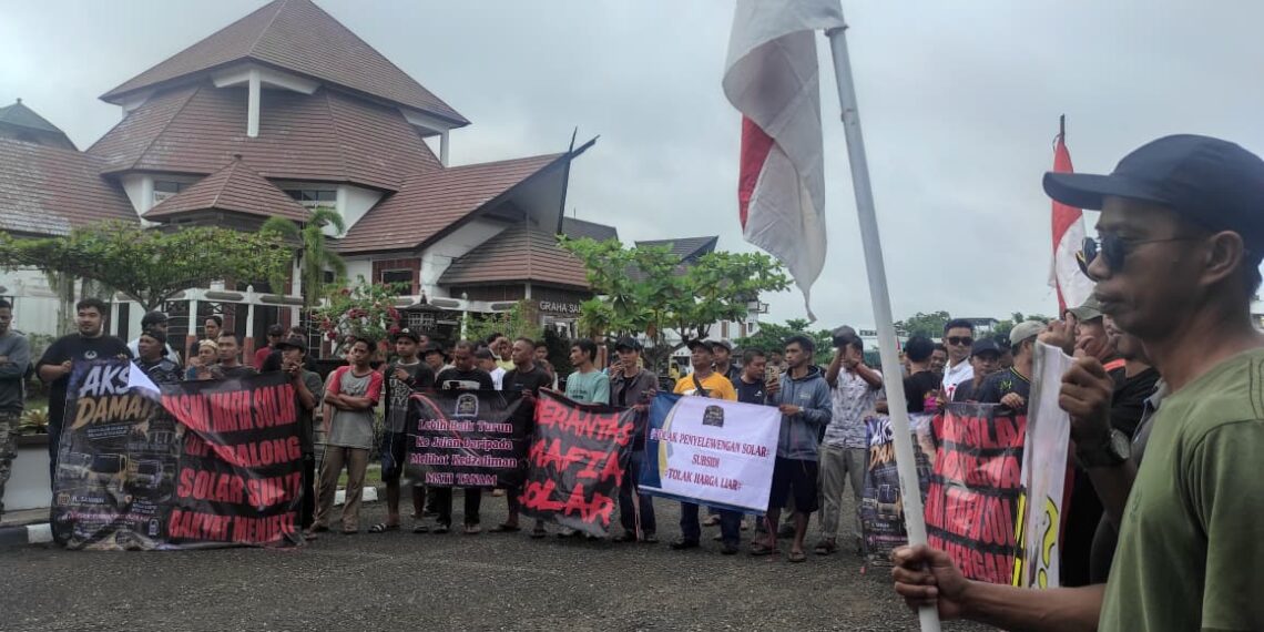 Alami Kelangkaan dan Cium Indikasi Penyelewengan Bio Solar, Giliran  Supir Truk Geruduk DPRD Tabalong