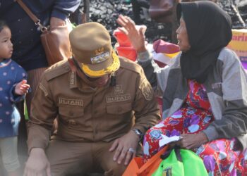 Kunjungi Korban Kebakaran di Tanjung Tengah, H Fani Berikan Pendampingan dan Bantuan Langsung