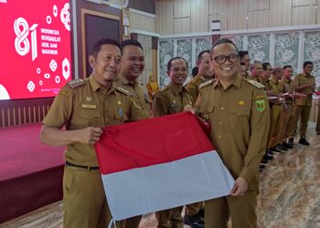 Bagikan Bendera Merah Putih, H Fani Pinta Camat dan SKPD Meriahkan HUT RI