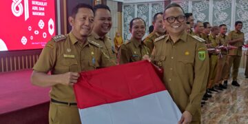 Bagikan Bendera Merah Putih, H Fani Pinta Camat dan SKPD Meriahkan HUT RI