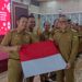 Bagikan Bendera Merah Putih, H Fani Pinta Camat dan SKPD Meriahkan HUT RI