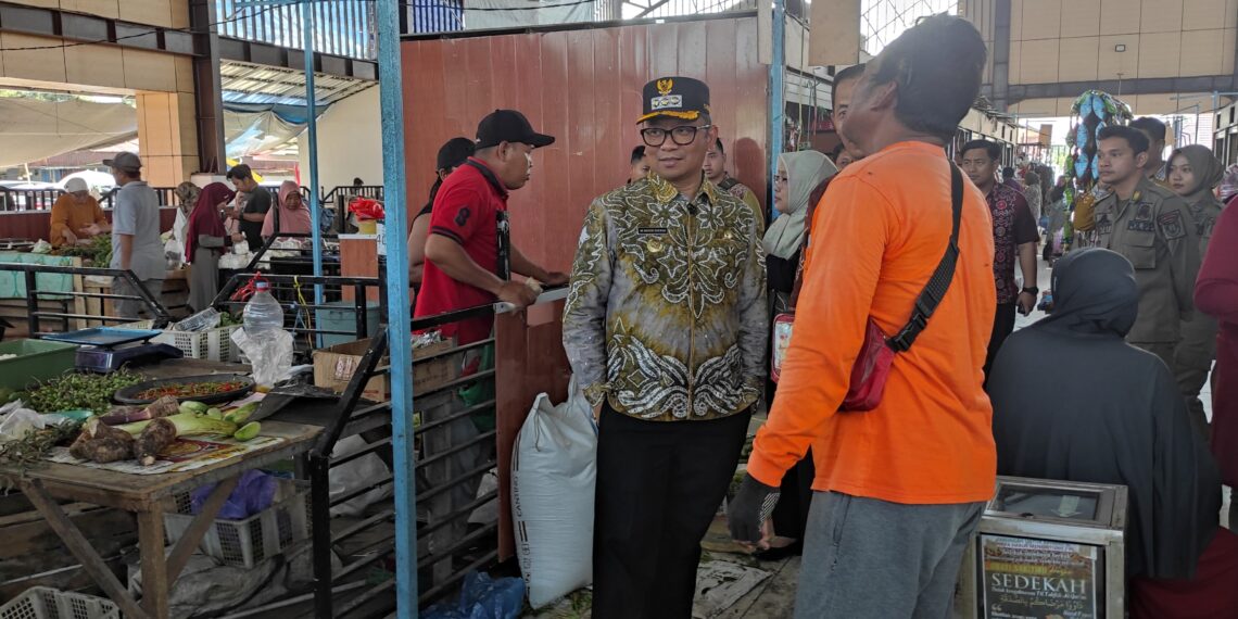 Bupati Tabalong Sidak Pasar Kapar, Pedagang Keluhkan Kebersihan Hingga Keamanan