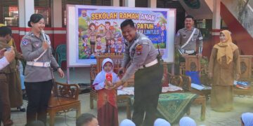 Satlantas Polres Tabalong Gelorakan “Polantas Karib” Edukasi Keselamatan Pelajar dalam Kegiatan MPLS