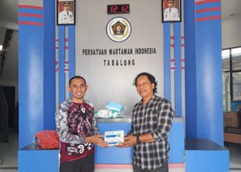 Cegah ISPA Saat Berburu Berita, Dinkes Tabalong Bagikan Ratusan Masker ke PWI