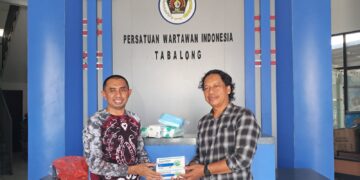 Cegah ISPA Saat Berburu Berita, Dinkes Tabalong Bagikan Ratusan Masker ke PWI