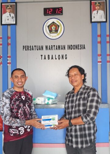 Cegah ISPA Saat Berburu Berita, Dinkes Tabalong Bagikan Ratusan Masker ke PWI