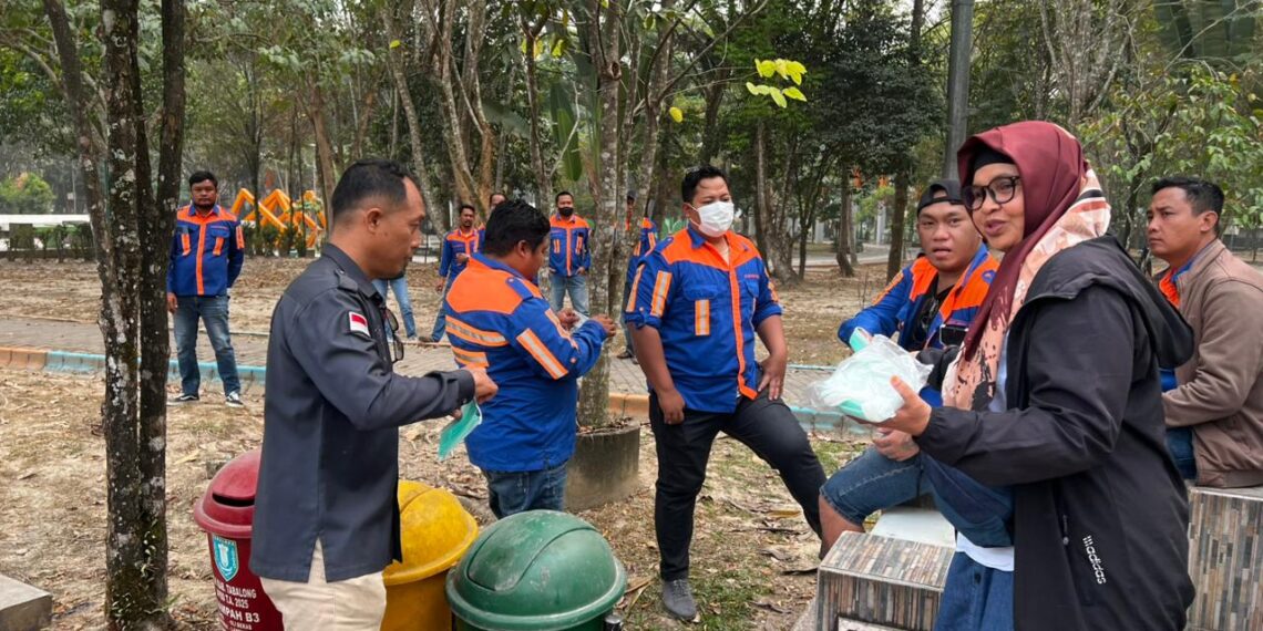 Kabut Asap Pekat, Humas Polres dan PWI Tabalong Bagikan Masker ke Peserta Aksi Demonstrasi
