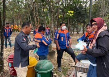 Kabut Asap Pekat, Humas Polres dan PWI Tabalong Bagikan Masker ke Peserta Aksi Demonstrasi